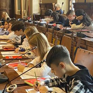 Studenti a lavoro in salone consiliare